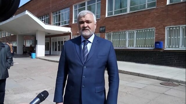 Руководитель ФМБА В. Уйба поздравляет медиков ЦМСЧ-38