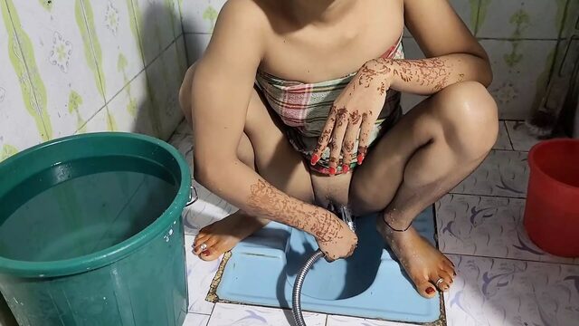 Desi bhabhi toilet me bait kar apane yaar se chudai ki